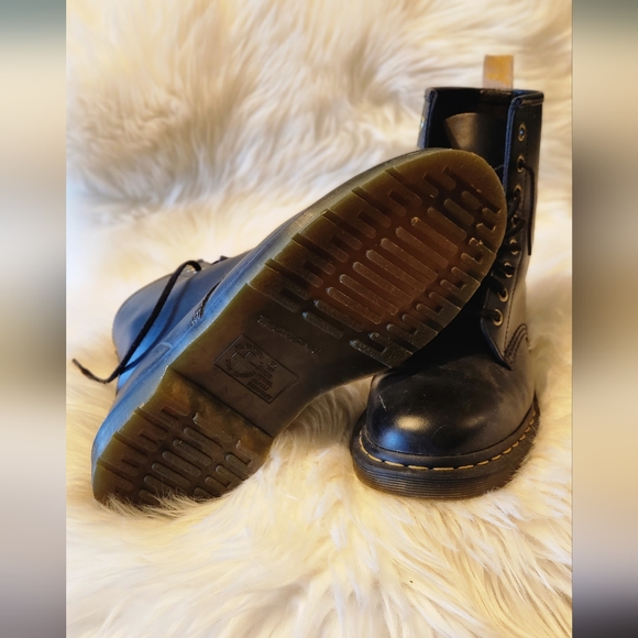 Dr Martens, size 9, vegan leather - Picture 6 of 6